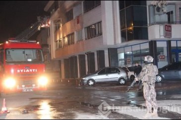 Evini yaktı, annesini rehin aldı