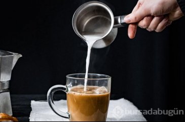 Kahvenize sıcak süt eklediğinizde bakın neler oluyor! 