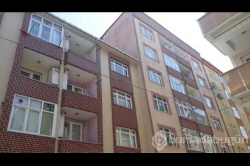 Fırtına, binanın çatısını diğer binaya uçurdu!