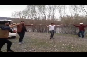 Tarım işçilerinden, sosyal mesafeli halay