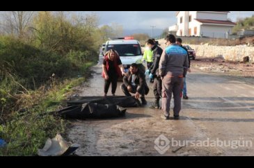 Otomobil elektrik direğine saplandı