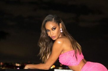 Yanık tenli güzel model Joan Smalls, karantinada hortumla sabah duş...
