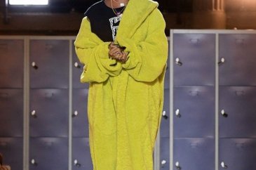 Rihanna, koleksiyonunda deri kullanmayınca PETA ödülü aldı!