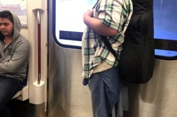 Metro istasyonunda tüylerini aldı