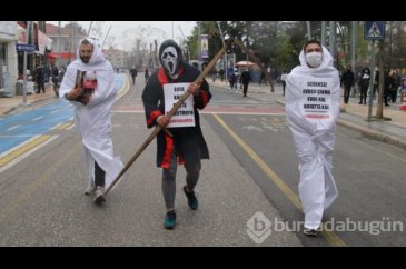 Kefen ve azrail kostümüyle sokaklarda dolaştılar