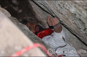Kayalıkların arasına düşen gencin arkadaşları kaçtı 