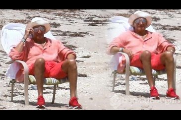 Karantina günlerini tek başına plajda geçiriyor