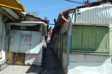 Dünyanın en dar sokağında bile sosyal mesafeye uyuluyor