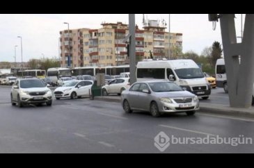 Yoğunluktan kaçmak için trafiği tehlikeye attılar