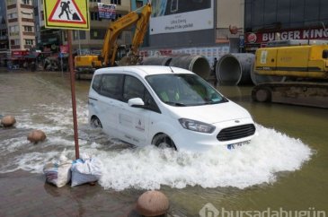 Cadde göle döndü