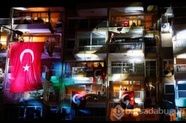 Tüm Türkiye, balkonlarda İstiklal Marşı okudu