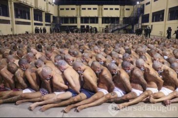 Tüm dünya bu fotoğrafı konuşuyor! Mahkumları soydular, sıraya dizip...