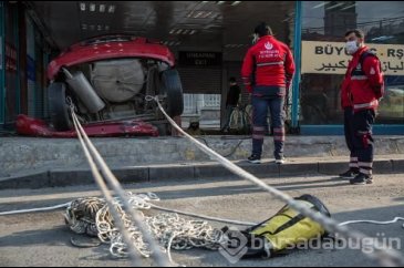 Çarşı merdivenlerine otomobil düştü