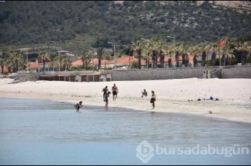 Yasak dinlemeden denize girdiler