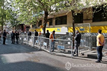 PTT önünde sosyal mesafe kuralına uygun bekleyiş
