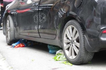 Alışverişten dönen kadın aracından altında kaldı