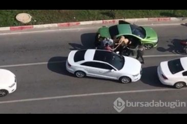 Trafikte tartıştığı kadınları sopayla dövdü