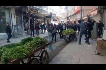 Zabıta ile seyyar satıcılar birbirine girdi!