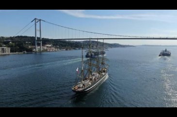 Dünyanın ikinci büyük yelkenli eğitim gemisi tekrar Boğaz'dan geçti