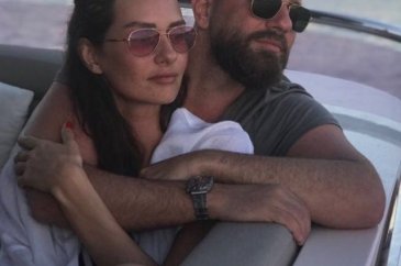 Jessica Alba, Yasemin Özilhan'ı takip etmeye başladı 