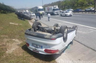 İki araç ters döndü TEM'in trafiği kitlendi