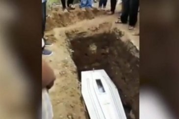Cenazede akıl almaz olay! Ceset hareket etti