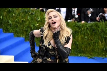 61 yaşındaki Madonna kalçalarını paylaştı! 