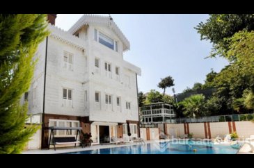 Üsküdar'da boğaz manzaralı tarihi köşk 100 milyon liraya satışa çık...