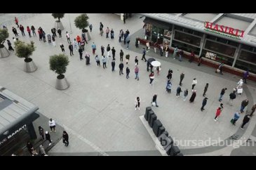 Kısıtlama bitti AVM'lerin önünde kuyruklar oluştu