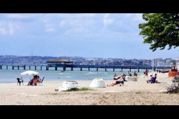 Yasak dinlemediler!  Kumburgaz'da vatandaşlar denize girdi