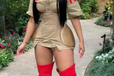Cardi B kalçasındaki dövmesini yeniletti