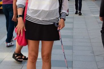 Didem Taslan köpeği ile yürüyüşte