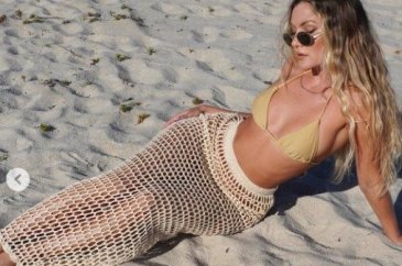 Cassandre Davis yine büyüledi! Bikinisiyle verdiği pozlar...