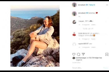 Mini şortuyla poz veren Şevval Sam, fiziğiyle genç kızlara meydan o...