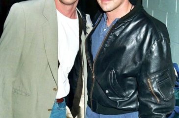 Eğildiği sırada kalçası görünen ünlü oyuncu Matthew Perry, sosyal m...