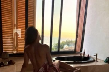 Bodrum'da tatil yapan Şeyma Subaşı, kaldığı otelden üstsüz poz payl...