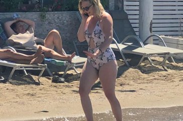 Hayal Köseoğlu selülit eleştirilerine bikinili yanıt verdi