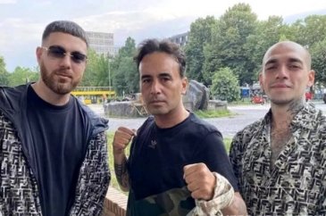 Yıllardır kullandığı bandana ve gözlüğünü çıkarıp poz veren Killa H...