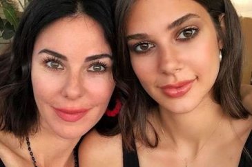 Defne Samyeli'nin kızı Deren Talu ve sevgilisi Baran Tınaz, Alaçatı'da