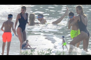 Çağla Şıkel sezonu açtı! Çocuklarıyla Bodrum'da
