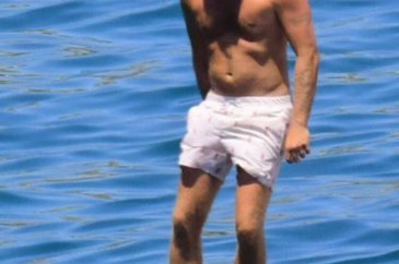 Kıvanç Tatlıtuğ denize çivileme daldı