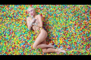 Miley Cyrus'tan bomba itiraf: İlk kez birlikte olduğum kişi...
