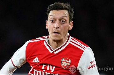 Mesut Özil arkadaşlarıyla plajda