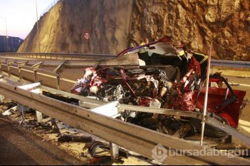 Bursa'da otomobil bariyerlere saplandı