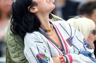 Dua Lipa ile Anwar Hadid sörf yaparken görüntülendi
