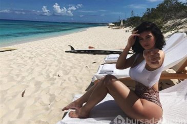 Kylie Jenner beyazlar içinde
