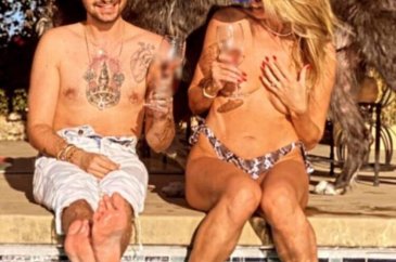 Heidi Klum, havuz başında üstsüz güneşlendi