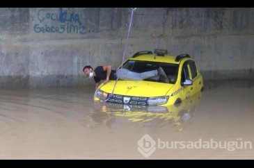 Taksici, taksisinin üzerinde mahsur kaldı!