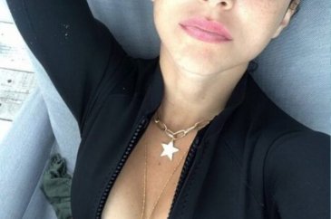 Merve Boluğur dekolteli paylaşımı ile yine çok iddialı!