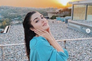 Hande Erçel'den dekolteli poz!



